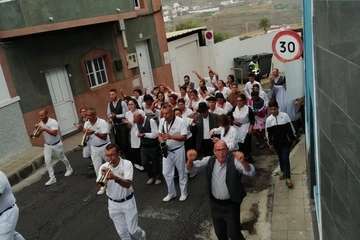 Una diana floreada prepara a Lomo Magullo para la Traída del Agua (Foto Francisco Javier Santana y José Florido)